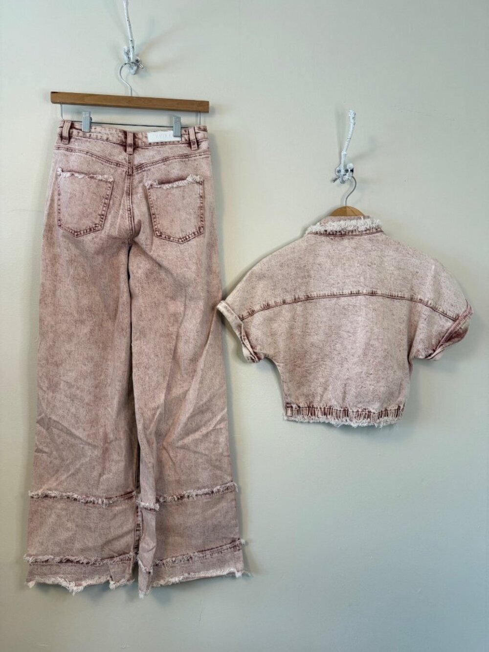 AKIRA FAYE Distressed Relaxed Fit Jeans AND Button Down Top Set Mauve Small - Picture 8 of 10
